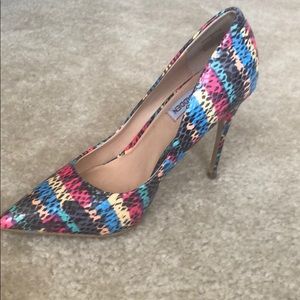 Colorful snake skin print pumps